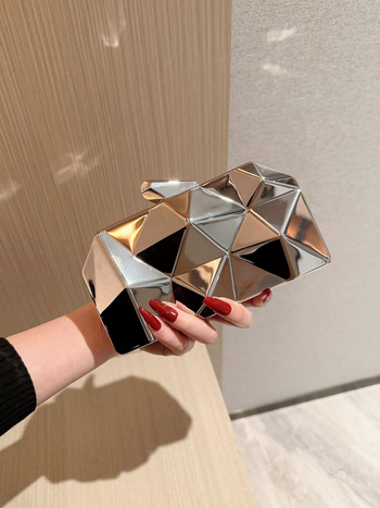 Τσάντα με αλυσίδα και μεταλλικά εξαρτήματα, οριζόντια τετράγωνο σχήμα, θήκη για κινητό, κλείσιμο με λουκέτο, Άνοιξη 2024.