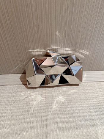 Τσάντα με αλυσίδα και μεταλλικά εξαρτήματα, οριζόντια τετράγωνο σχήμα, θήκη για κινητό, κλείσιμο με λουκέτο, Άνοιξη 2024.