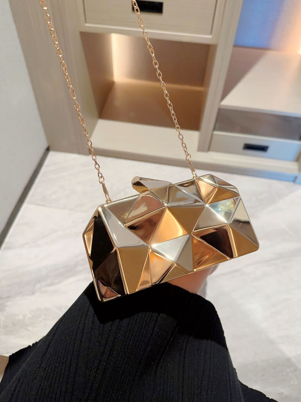 Чанта с метални детайли и верига, хоризонтално квадратна форма, джоб за телефон, заключване, пролет 2024.