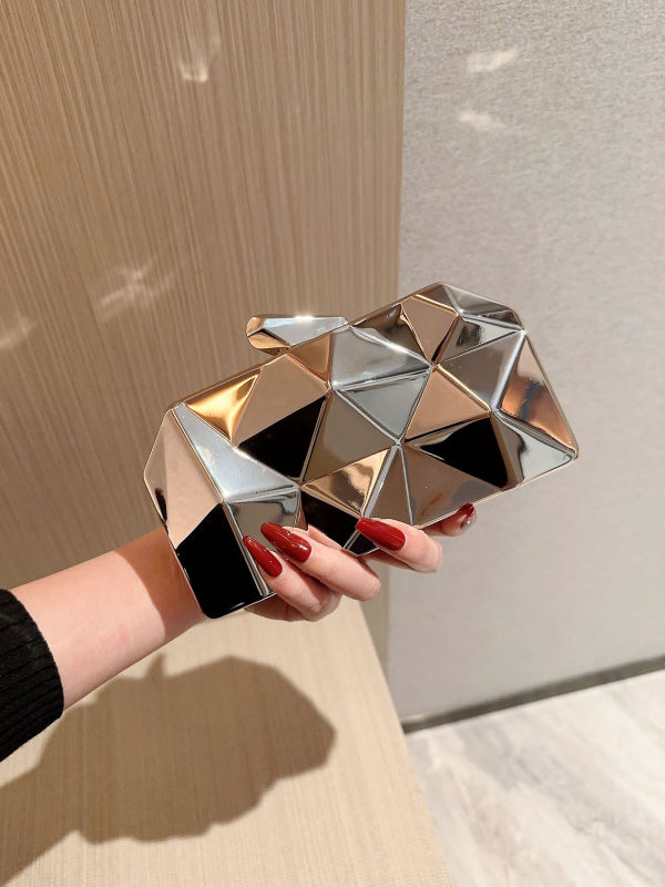 Чанта с метални детайли и верига, хоризонтално квадратна форма, джоб за телефон, заключване, пролет 2024.