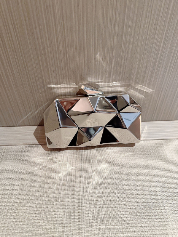 Чанта с метални детайли и верига, хоризонтално квадратна форма, джоб за телефон, заключване, пролет 2024.