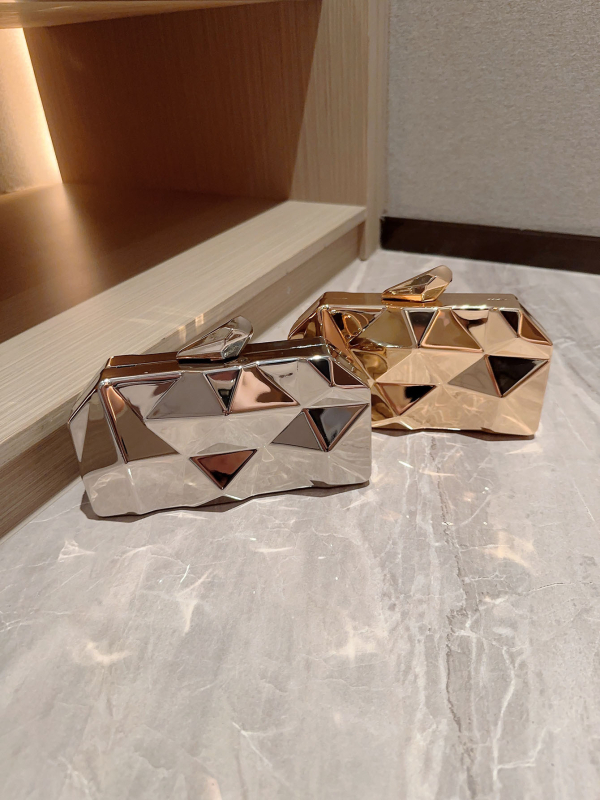 Чанта с метални детайли и верига, хоризонтално квадратна форма, джоб за телефон, заключване, пролет 2024.