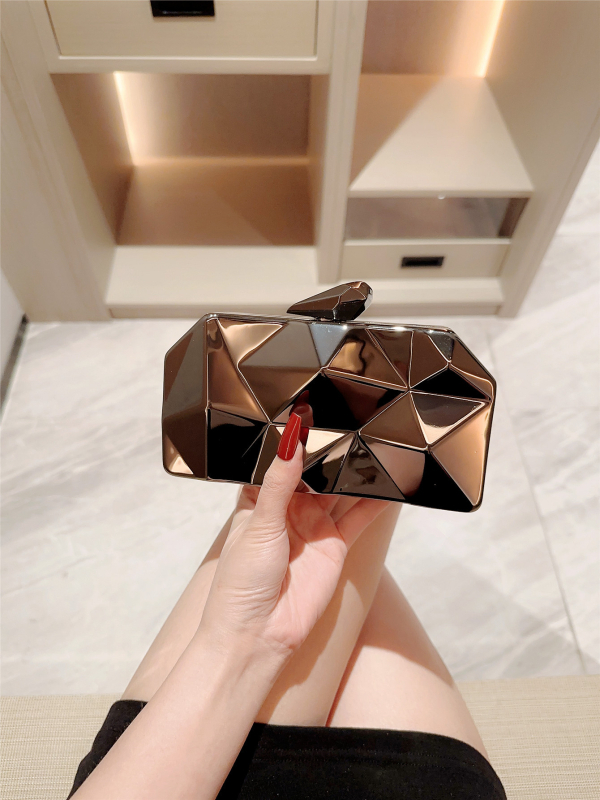 Чанта с метални детайли и верига, хоризонтално квадратна форма, джоб за телефон, заключване, пролет 2024.