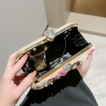 Βραδινό clutch με ανθικές παγιέτες, μεταξωτό ύφασμα, τετράγωνο σχήμα, κλείσιμο με λουκέτο, επένδυση πολυεστέρα, φρέσκο και γλυκό στυλ