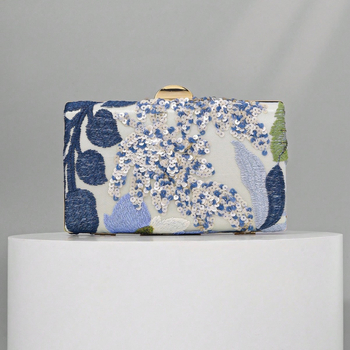 Βραδινή τσάντα με χειροποίητο κεντημένο appliqué και κινεζικού στυλ στρας λεπτομέρειες (πολυεστέρας; ύφασμα: νάιλον; επένδυση: νάιλον; οριζόντιο τετράγωνο σχήμα; ανάγλυφη επεξεργασία)