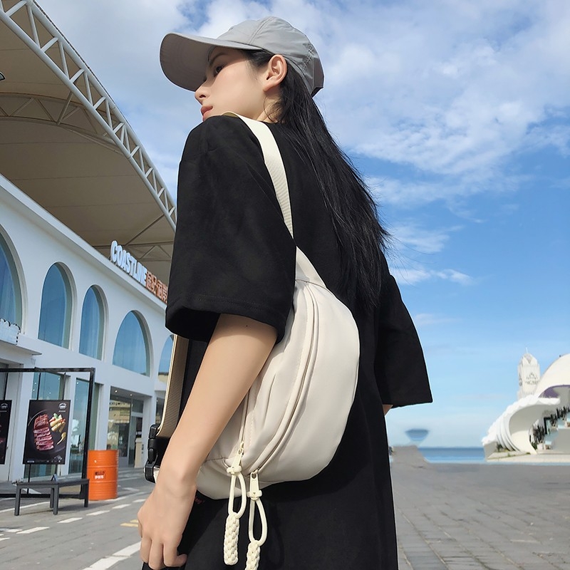 Nylonból készült keresztpántos válltáska, cipzáras nyitás, telefontartó zseb, utcai divat, tavasz 2025