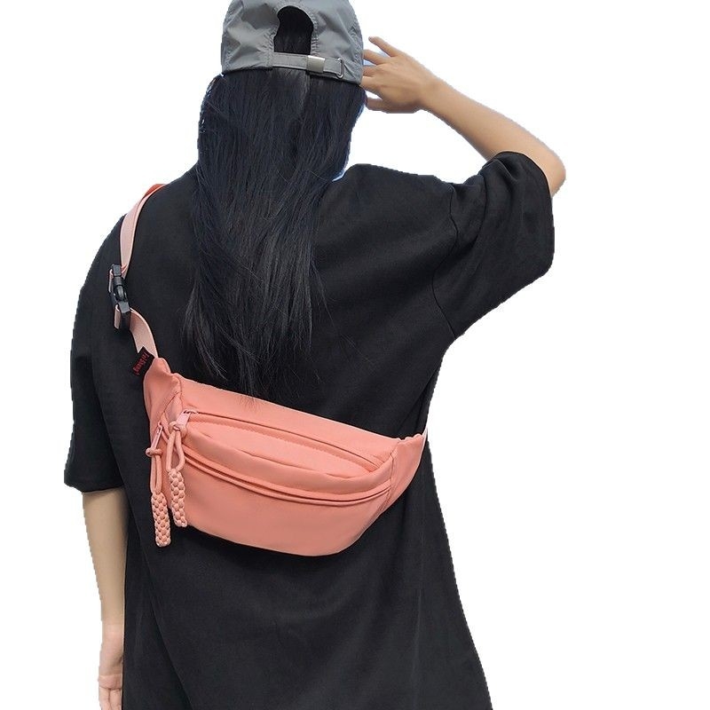 Nylonból készült keresztpántos válltáska, cipzáras nyitás, telefontartó zseb, utcai divat, tavasz 2025