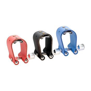 ND194: Saxofon kiegészítő – Bőr U-formájú klipsz fém alkatrészekkel; átlátszó dobozos csomagolás.