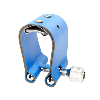 ND194: Saxofon kiegészítő – Bőr U-formájú klipsz fém alkatrészekkel; átlátszó dobozos csomagolás.