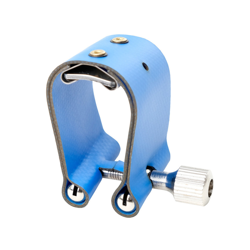 ND194: Saxofon kiegészítő – Bőr U-formájú klipsz fém alkatrészekkel; átlátszó dobozos csomagolás.