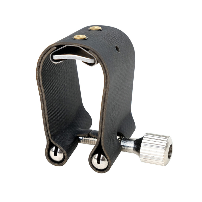 ND194: Saxofon kiegészítő – Bőr U-formájú klipsz fém alkatrészekkel; átlátszó dobozos csomagolás.