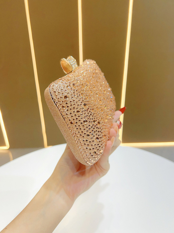 Κλατς τσάντα με οριζόντιο τετράγωνο σχήμα, πολυεστέρας, εσωτερικοί θήκες για τηλέφωνο και κάμερα, κλείσιμο με λουκέτο, τρισδιάστατος εξωτερικός σχεδιασμός.