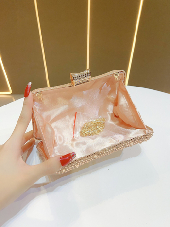 Κλατς τσάντα με οριζόντιο τετράγωνο σχήμα, πολυεστέρας, εσωτερικοί θήκες για τηλέφωνο και κάμερα, κλείσιμο με λουκέτο, τρισδιάστατος εξωτερικός σχεδιασμός.