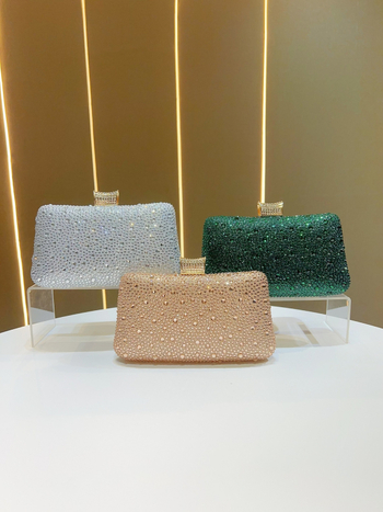 Κλατς τσάντα με οριζόντιο τετράγωνο σχήμα, πολυεστέρας, εσωτερικοί θήκες για τηλέφωνο και κάμερα, κλείσιμο με λουκέτο, τρισδιάστατος εξωτερικός σχεδιασμός.