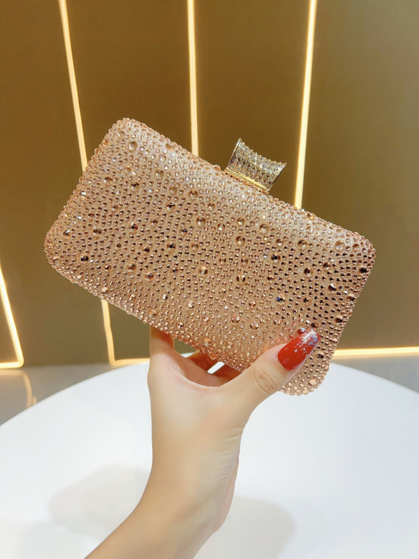 Клатч чанта с хоризонтална квадратна форма, полиестерна изработка, вътрешни джобове за телефон и камера, заключване с ключалка, триизмерен външен дизайн.