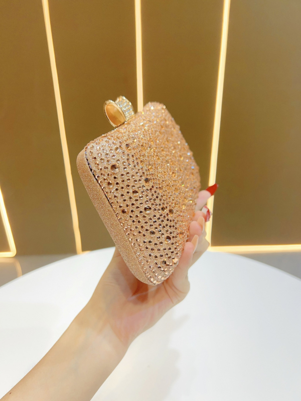 Клатч чанта с хоризонтална квадратна форма, полиестерна изработка, вътрешни джобове за телефон и камера, заключване с ключалка, триизмерен външен дизайн.