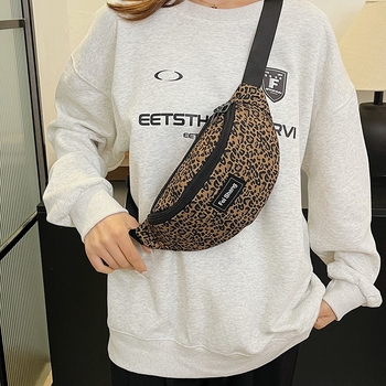 Női derék táska leopárd mintával, nylonból, poliészter bélés, cipzáras záródás, rejtett cipzáras zseb