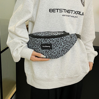 Női derék táska leopárd mintával, nylonból, poliészter bélés, cipzáras záródás, rejtett cipzáras zseb