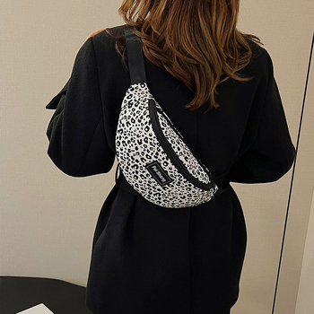 Női derék táska leopárd mintával, nylonból, poliészter bélés, cipzáras záródás, rejtett cipzáras zseb