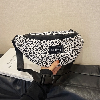 Női derék táska leopárd mintával, nylonból, poliészter bélés, cipzáras záródás, rejtett cipzáras zseb