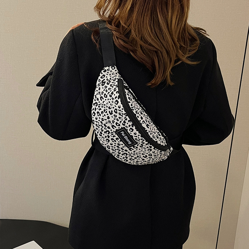 Női derék táska leopárd mintával, nylonból, poliészter bélés, cipzáras záródás, rejtett cipzáras zseb