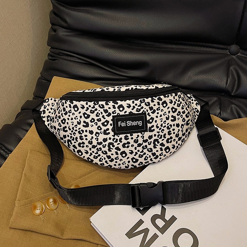 Női derék táska leopárd mintával, nylonból, poliészter bélés, cipzáras záródás, rejtett cipzáras zseb