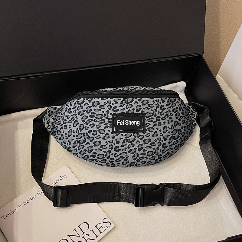 Női derék táska leopárd mintával, nylonból, poliészter bélés, cipzáras záródás, rejtett cipzáras zseb