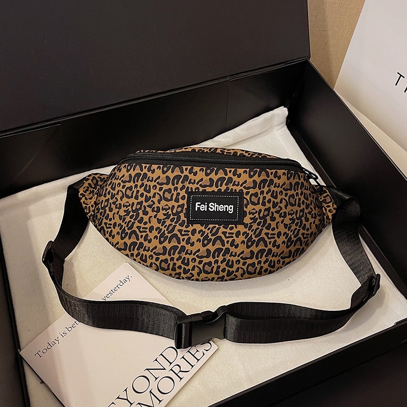 Női derék táska leopárd mintával, nylonból, poliészter bélés, cipzáras záródás, rejtett cipzáras zseb
