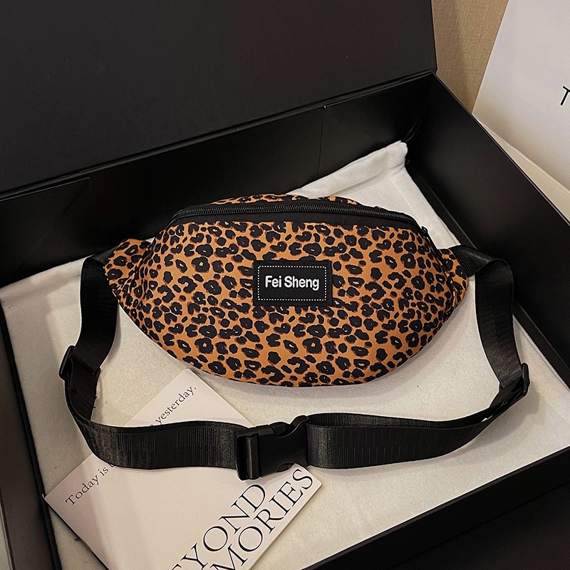 Női derék táska leopárd mintával, nylonból, poliészter bélés, cipzáras záródás, rejtett cipzáras zseb