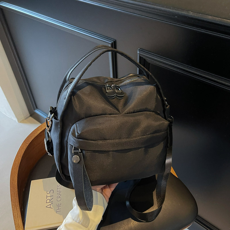 Crossbody torba od najlona, gradska jednostavnost, horizontalni kvadratni oblik, zatvaranje na zip, unutarnji džep sa zipom i džep za telefon, proljeće 2025