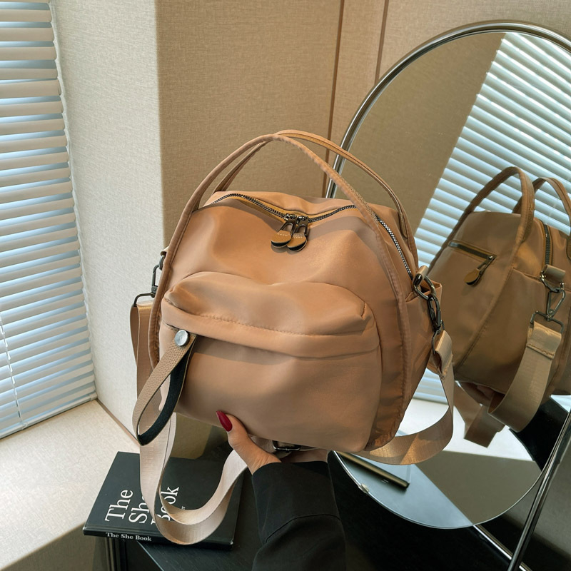 Crossbody torba od najlona, gradska jednostavnost, horizontalni kvadratni oblik, zatvaranje na zip, unutarnji džep sa zipom i džep za telefon, proljeće 2025