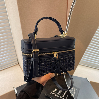 Unisex crossbody τσάντα, πλεκτή κατασκευή, οριζόντιο τετράγωνο σχήμα, φερμουάρ, επένδυση πολυεστέρα