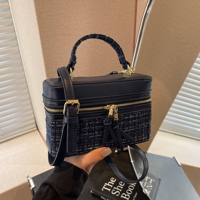 Geantă crossbody unisex, construcție împletită, formă orizontal pătrată, închidere cu fermoar, căptușeală poliester