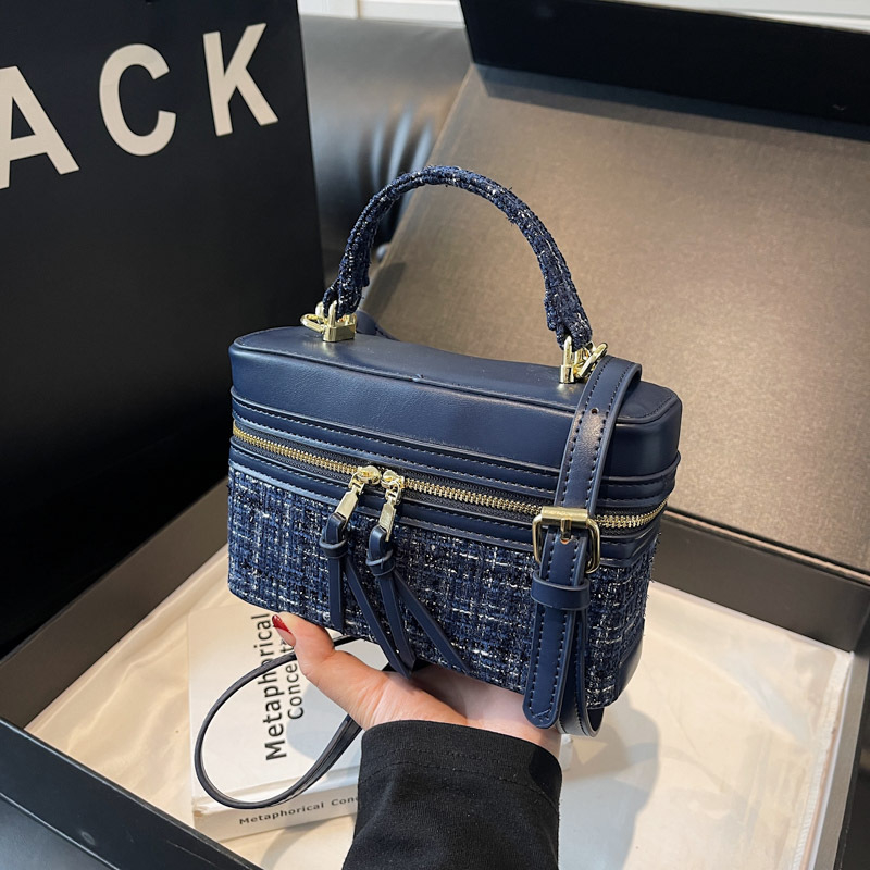 Geantă crossbody unisex, construcție împletită, formă orizontal pătrată, închidere cu fermoar, căptușeală poliester