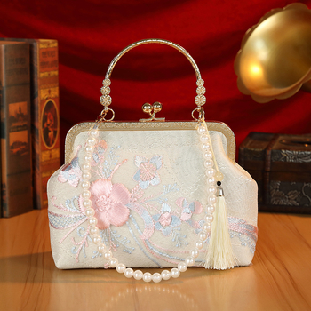 Poliészterből készült táska nylon béléssel, vízszintes négyzet alakú, zárható, keresztbody stílusú vállpánttal, belső zsebek telefon és ID kártya számára