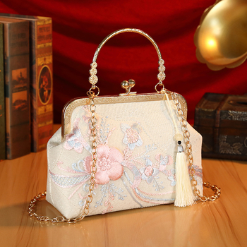 Poliészterből készült táska nylon béléssel, vízszintes négyzet alakú, zárható, keresztbody stílusú vállpánttal, belső zsebek telefon és ID kártya számára