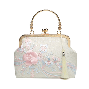 Poliészterből készült táska nylon béléssel, vízszintes négyzet alakú, zárható, keresztbody stílusú vállpánttal, belső zsebek telefon és ID kártya számára