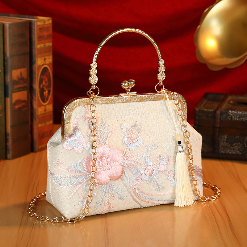 Poliészterből készült táska nylon béléssel, vízszintes négyzet alakú, zárható, keresztbody stílusú vállpánttal, belső zsebek telefon és ID kártya számára