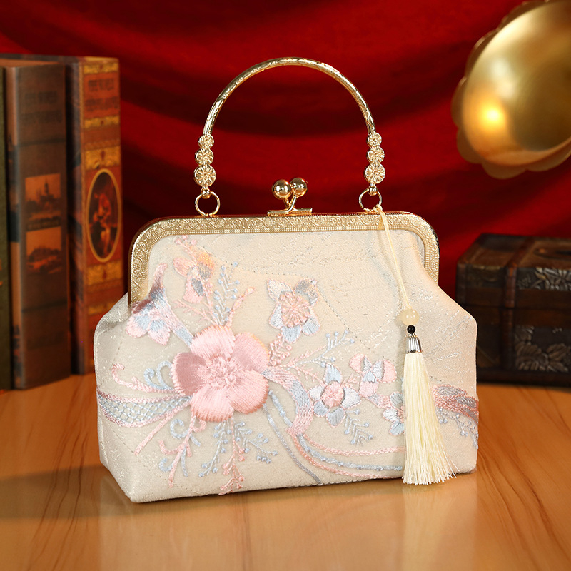 Poliészterből készült táska nylon béléssel, vízszintes négyzet alakú, zárható, keresztbody stílusú vállpánttal, belső zsebek telefon és ID kártya számára