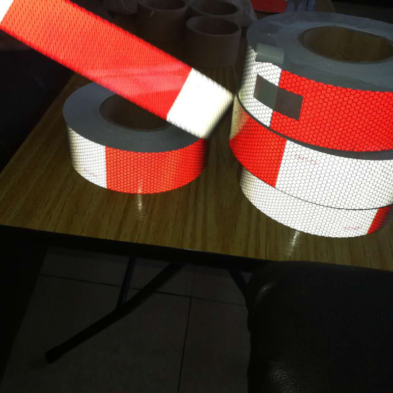 Atšvaitinis automobilių filmas skirtas automobiliams ir sunkvežimiams, su dideliu ryškumu ir tvirta adhezija