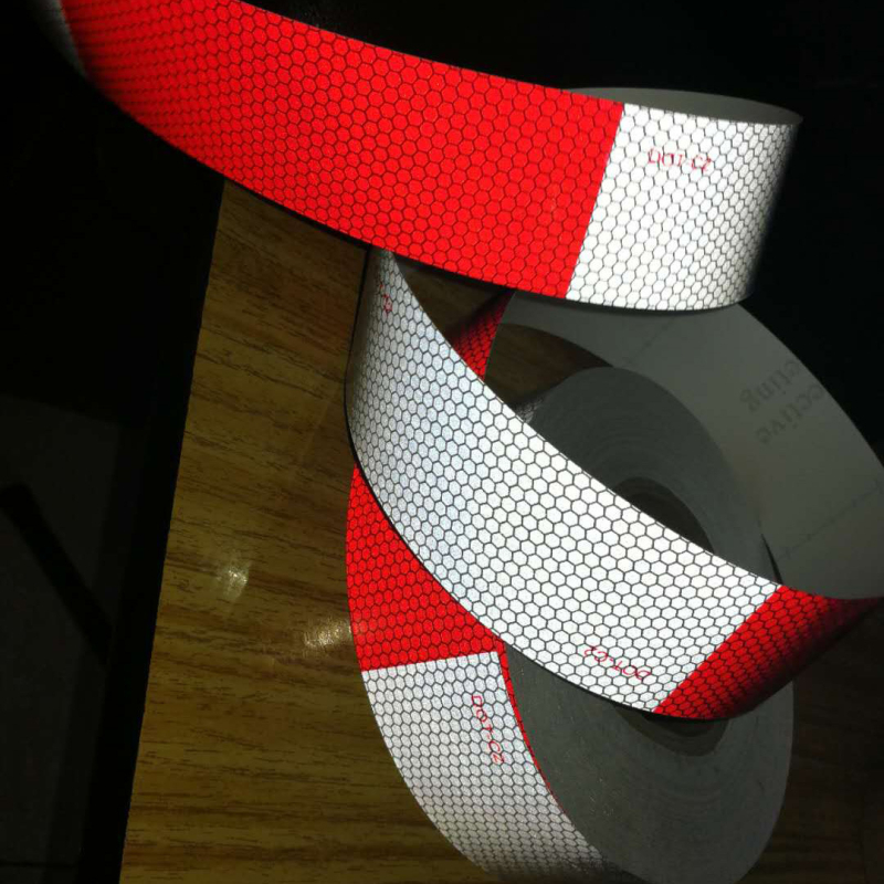 Atšvaitinis automobilių filmas skirtas automobiliams ir sunkvežimiams, su dideliu ryškumu ir tvirta adhezija