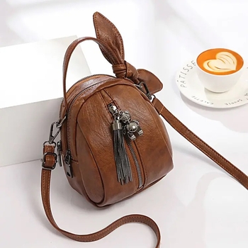 Mini PU crossbody torba, oblik kante, zatvarač, najlonska podstava i unutarnji sloj.