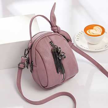 Mini PU crossbody torba, oblik kante, zatvarač, najlonska podstava i unutarnji sloj.