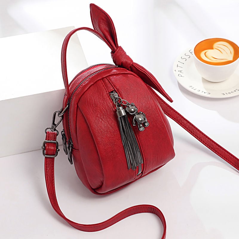 Mini PU crossbody torba, oblik kante, zatvarač, najlonska podstava i unutarnji sloj.