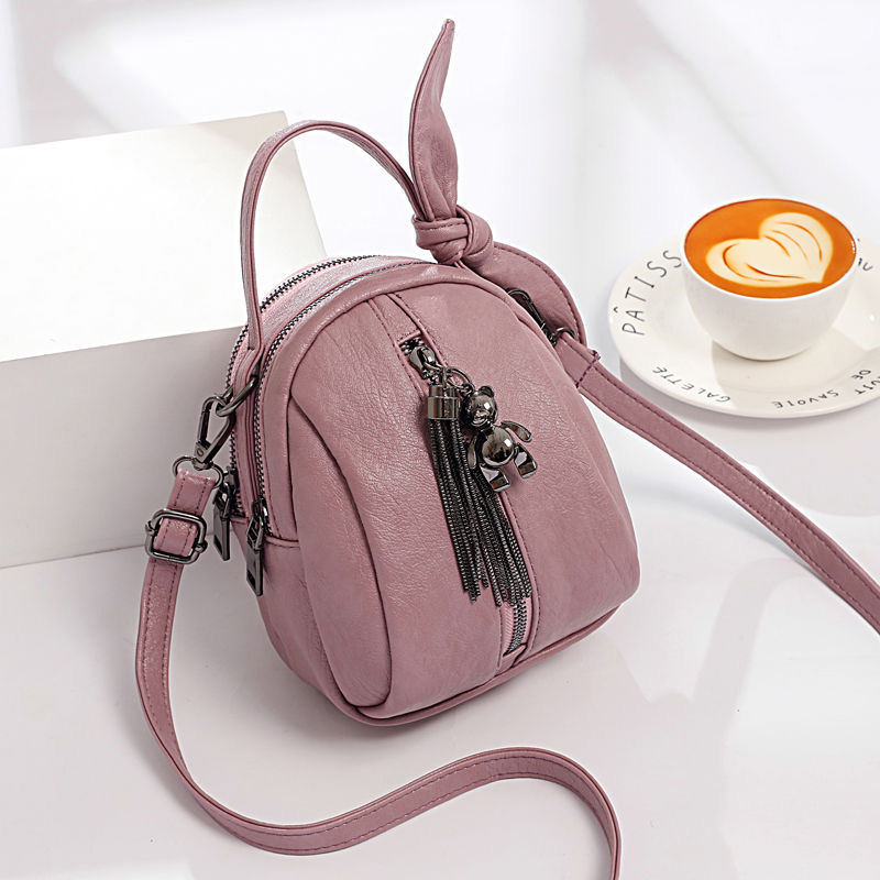 Mini PU crossbody torba, oblik kante, zatvarač, najlonska podstava i unutarnji sloj.