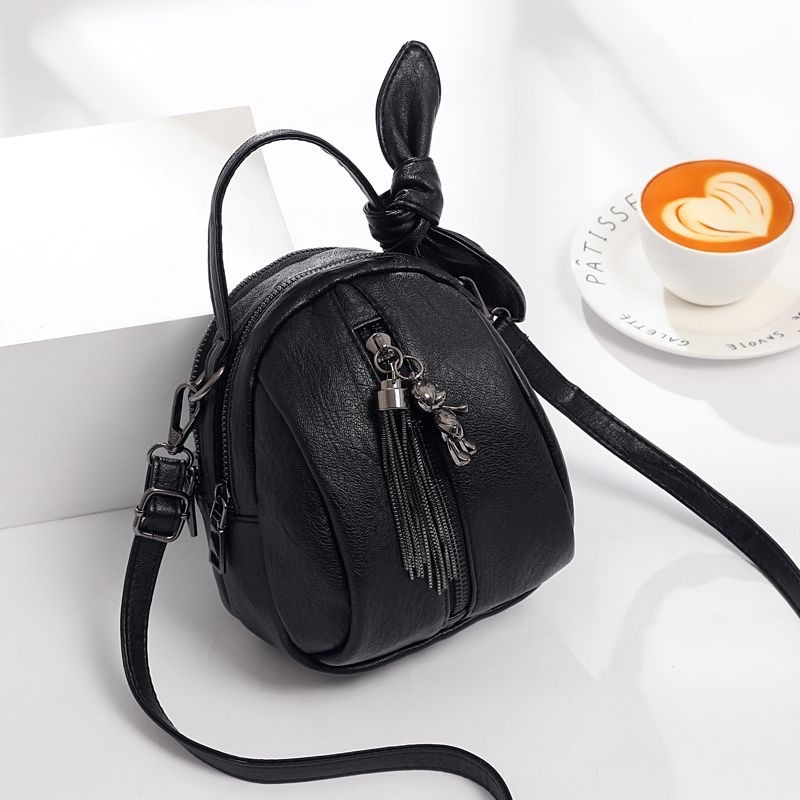 Mini PU crossbody torba, oblik kante, zatvarač, najlonska podstava i unutarnji sloj.