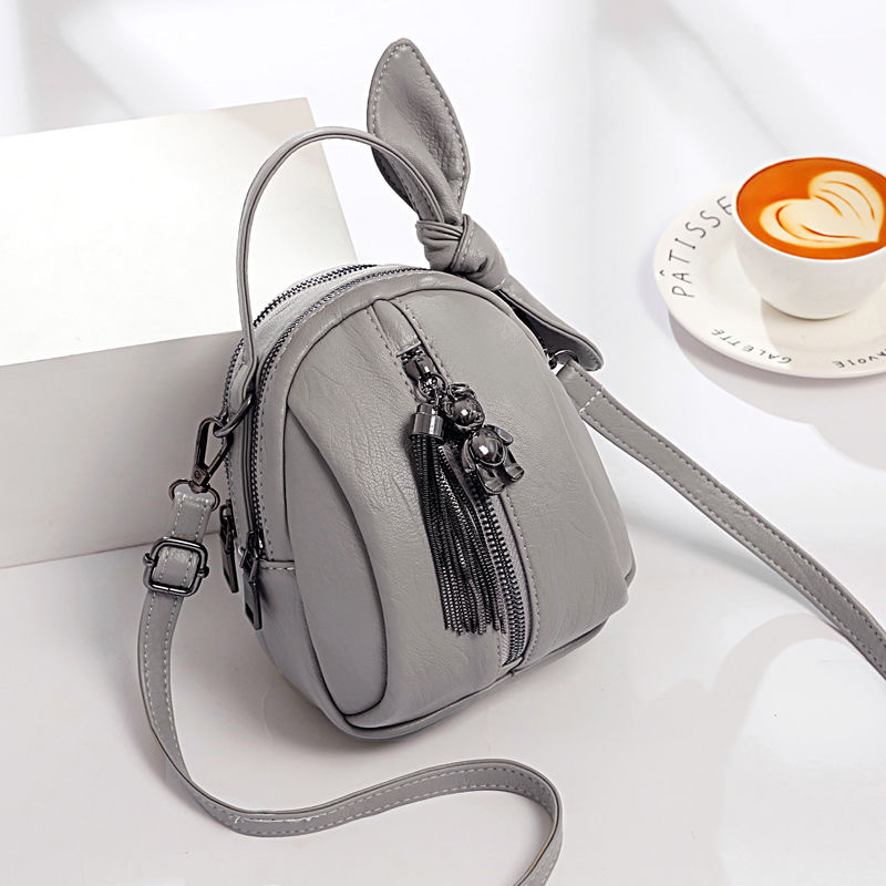 Mini PU crossbody torba, oblik kante, zatvarač, najlonska podstava i unutarnji sloj.