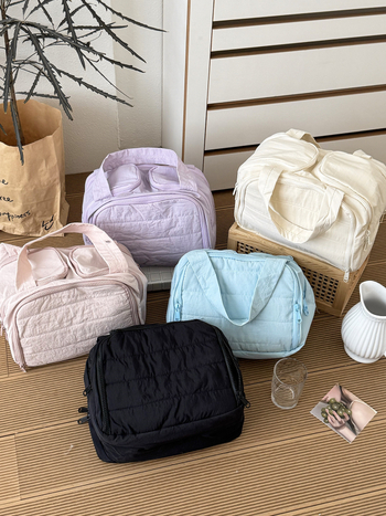 Козметична чанта с голям капацитет, двойно широко отваряне и многослойно отделение; полиестерна външна част и подплата; унисекс