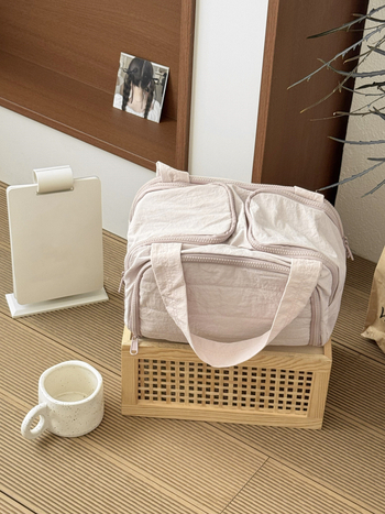 Козметична чанта с голям капацитет, двойно широко отваряне и многослойно отделение; полиестерна външна част и подплата; унисекс