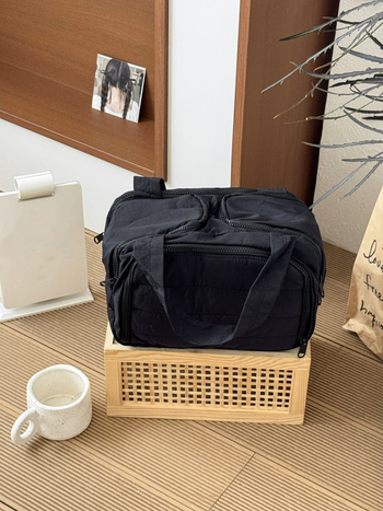 Козметична чанта с голям капацитет, двойно широко отваряне и многослойно отделение; полиестерна външна част и подплата; унисекс